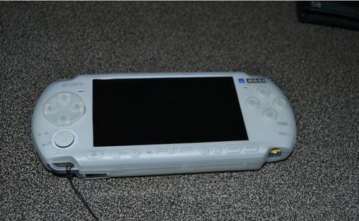 出售个人闲置原装白色PSP3000